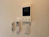 ステラテラス 壁に取り付けられたモニター付きインターホンと室内操作パネル