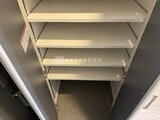 ステラテラス 白い棚板が5段の収納スペースの様子