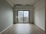 ステラテラス 明るい採光の1R・1Kリビング、落ち着いた色合いのフローリン