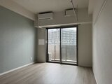 ステラテラス 明るい光が差し込むバルコニー付きの洋室
