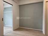 ステラテラス 落ち着いた色合いの壁と木目調フローリングのリビングダイニング