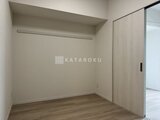 ステラテラス 壁面収納を備えた落ち着いた印象の洋室
