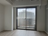ステラテラス 明るい陽光が入るバルコニー付きの洋室空間