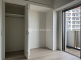 ステラテラス 開放的なバルコニーへの大きな窓と収納充実のワンルーム