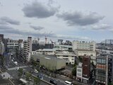 ステラテラス 都市部の交差点から見た建物周辺の開放的な眺望