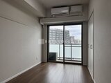 ステラテラス 大きな窓から外の景色が見える明るい洋室