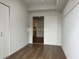 ステラテラス 暗めの床材と白い建具で統一された、落ち着きのある洋室
