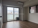 ステラテラス バルコニーへと続く大きな窓から都市景観を望むリビング