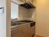 ステラテラス 落ち着いた木調で統一されたコンパクトなキッチンスペース