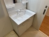 ステラテラス 白を基調とした清潔感のある洗面台と鏡、収納付きの洗面化粧台