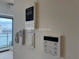 ステラテラス 玄関壁に設置されたインターホンと各種操作パネルの様子