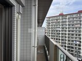 ステラテラス バルコニーから眺める周辺建物と開放的な空間の様子