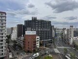 ステラテラス 都市中心部の交差点に立つ中層マンション建物の外観