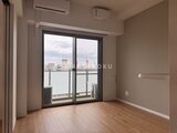ステラテラス 都市風景を眺められる大きな窓と木調フローリングの洋室