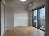 ステラテラス 大きなバルコニーに面した明るいリビングダイニング