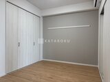 ステラテラス 明るい木目フローリングと白系クローゼットのシンプルな洋室