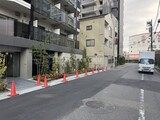 ブリリアイスト錦糸公園 外観と前面道路写真。