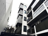 リビオメゾン湯島 モダンな外観の共用部から見た建物と中庭の様子
