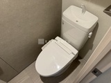 リビオメゾン湯島 温水洗浄便座付きのモダンなトイレ空間
