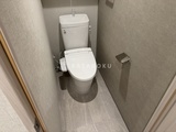 リビオメゾン湯島 温水便座付きの落ち着いた色合いのトイレ空間