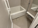 リビオメゾン湯島 白い浴槽と洗い場がゆとりよく配置されたバスルーム