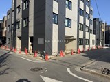 プロスタイルウェルス亀戸水神 外観と前面道路写真。