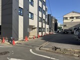 プロスタイルウェルス亀戸水神 外観と前面道路写真。