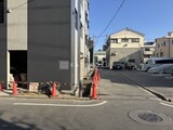 プロスタイルウェルス亀戸水神 外観と前面道路写真。