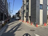 プロスタイルウェルス亀戸水神 外観と前面道路写真。