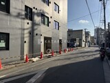 プロスタイルウェルス亀戸水神 外観と前面道路写真。