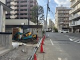 ウエリスアーバン住吉ウエスト 外観と歩道写真。