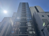 コスモグラシア大塚 建物外観・縦長ガラスファサードの高層マンション
