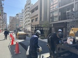 コスモグラシア大塚 建物前面道路・舗装工事中の外観