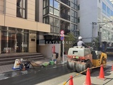 コスモグラシア大塚 建物エントランス前の舗装工事状況と建物外観