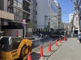 コスモグラシア大塚 建物前の道路で行われている舗装工事の様子