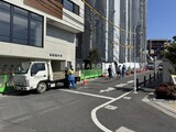 コージーコート谷中 外観と前面道路写真。
