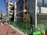 コージーコート谷中 外観と前面道路写真。