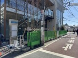 コージーコート谷中 外観と前面道路写真。