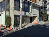 コージーコート谷中 道路から見たビルの建物正面とエントランス周辺の様子