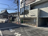 コージーコート谷中 前面道路から見た建物外観と自転車置き場の様子