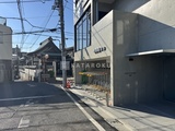 コージーコート谷中 建物の1階駐輪場と奥に見える路地の様子
