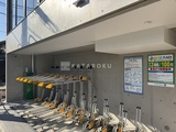 コージーコート谷中 自転車置場を完備した建物の入口付近の様子