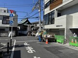 コージーコート谷中 外観と前面道路写真。