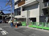 コージーコート谷中 外観と前面道路写真。