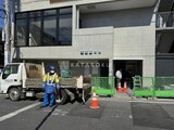 コージーコート谷中 外観と前面道路写真。