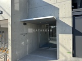 コージーコート谷中 明るい印象のエントランスホール、コンクリート打ち放しの外壁が