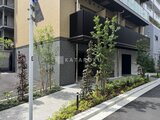 リビオメゾン浅草雷門 植栽が配置された開放的なエントランスアプローチの外観
