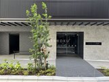 リビオメゾン浅草雷門 植栽が配置されたモダンなエントランスの外観