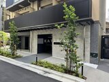 リビオメゾン浅草雷門 緑を配したモダンな外観と開放的なアプローチの様子