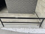 リビオメゾン浅草雷門 白い砂利敷きの入口アプローチと黒い手すり付きのエントランス